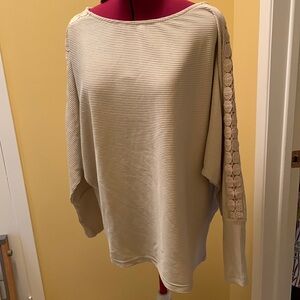 NWT NoraCora light sweater with lace detail on arms and deep cuffs 🔴